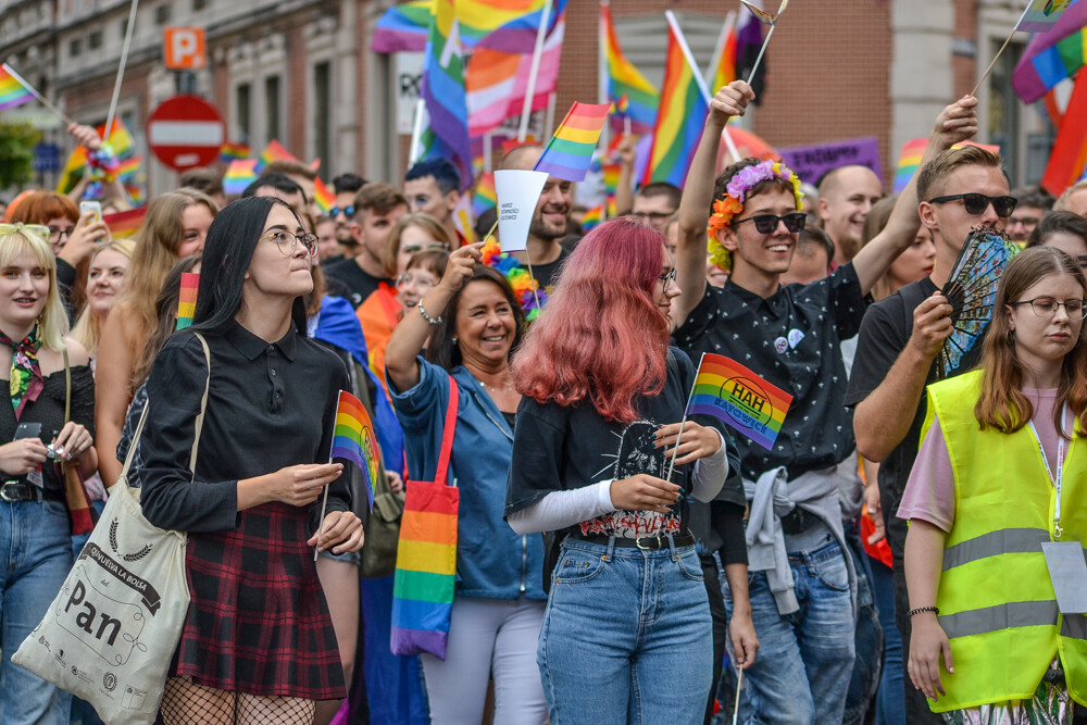 Mniej złości, więcej miłości – z tym hasłem na ustach i transparentach wyruszył III w historii Marsz Równości w Katowicach. Jak informują organizatorzy, przyszło 6 tysięcy ludzi!