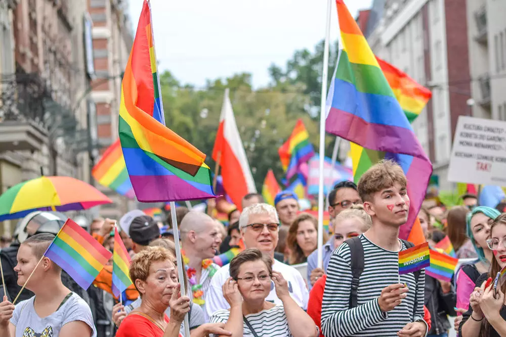 Mniej złości, więcej miłości – z tym hasłem na ustach i transparentach wyruszył III w historii Marsz Równości w Katowicach. Jak informują organizatorzy, przyszło 6 tysięcy ludzi!