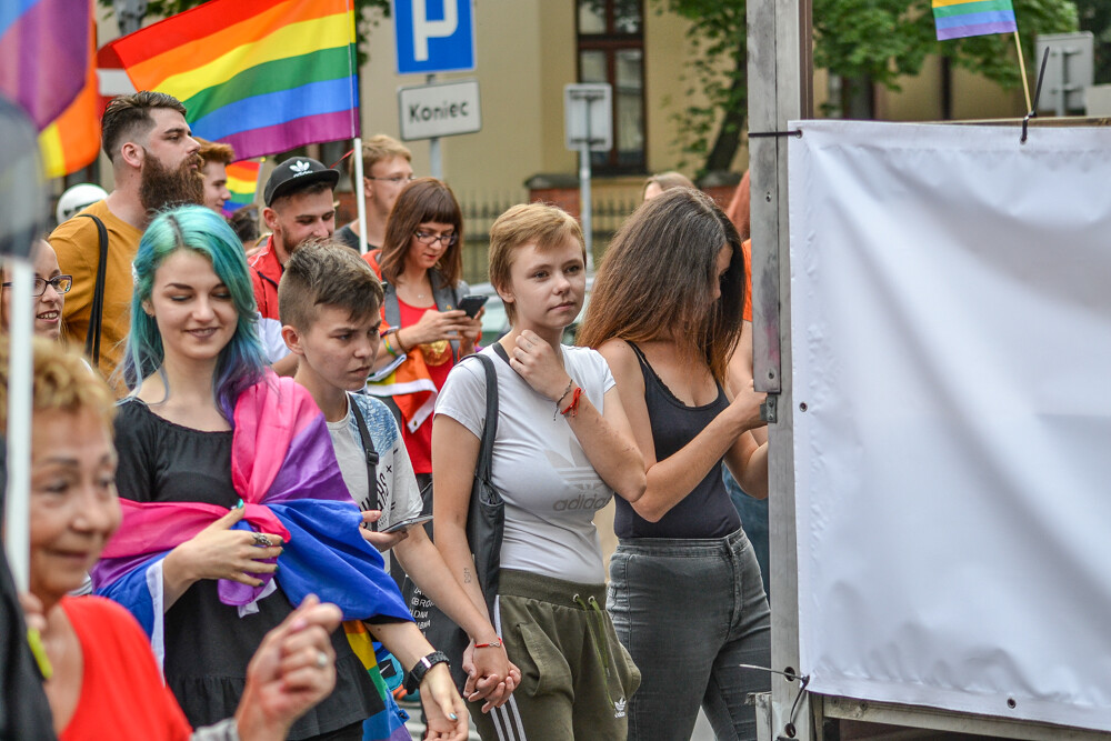 Mniej złości, więcej miłości – z tym hasłem na ustach i transparentach wyruszył III w historii Marsz Równości w Katowicach. Jak informują organizatorzy, przyszło 6 tysięcy ludzi!