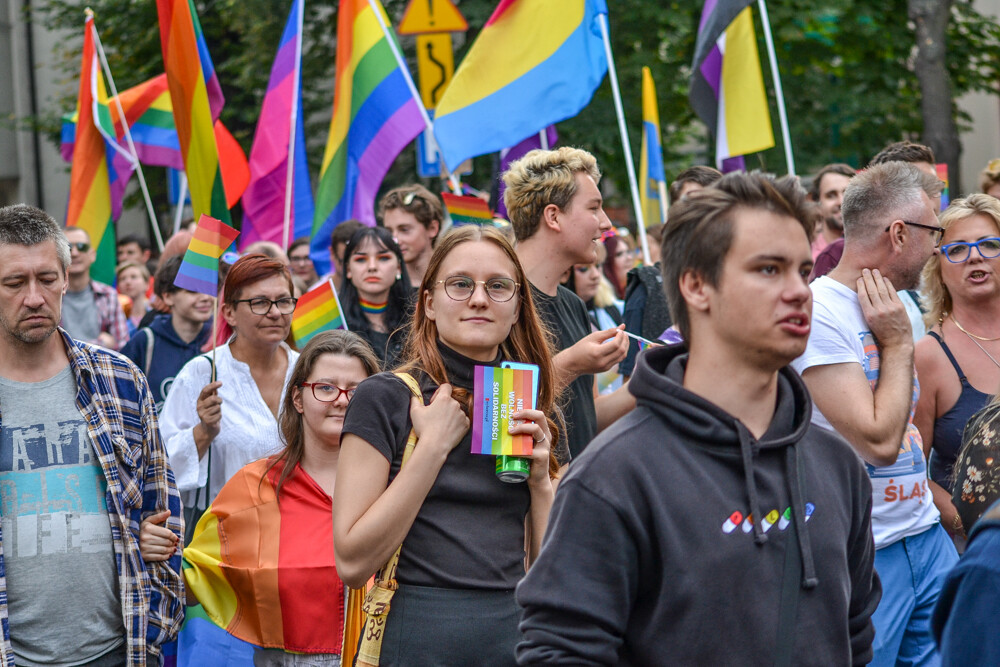 Mniej złości, więcej miłości – z tym hasłem na ustach i transparentach wyruszył III w historii Marsz Równości w Katowicach. Jak informują organizatorzy, przyszło 6 tysięcy ludzi!