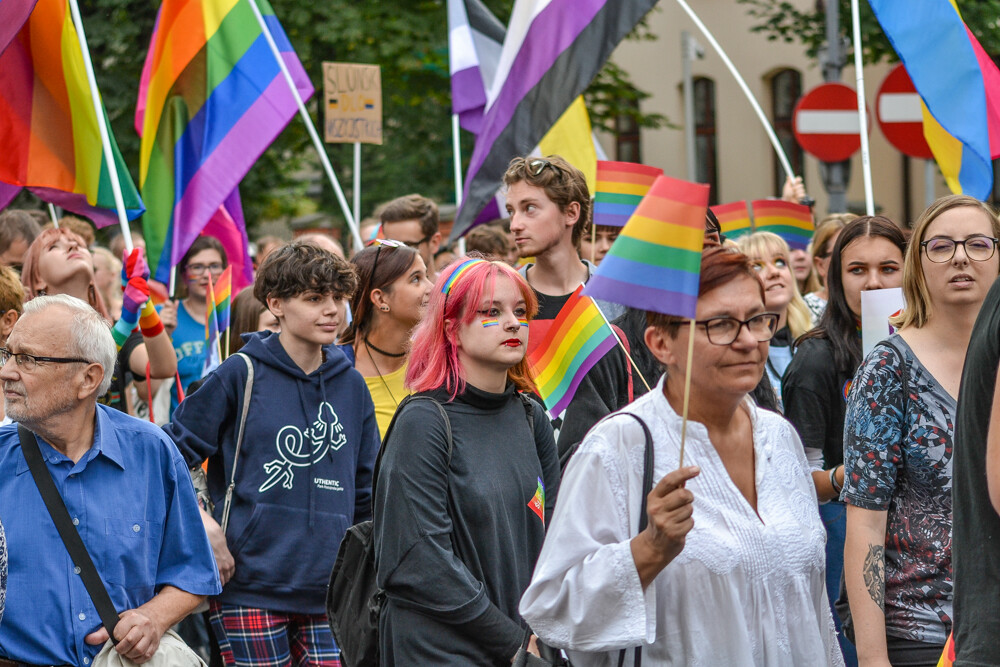 Mniej złości, więcej miłości – z tym hasłem na ustach i transparentach wyruszył III w historii Marsz Równości w Katowicach. Jak informują organizatorzy, przyszło 6 tysięcy ludzi!