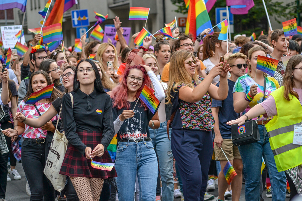 Mniej złości, więcej miłości – z tym hasłem na ustach i transparentach wyruszył III w historii Marsz Równości w Katowicach. Jak informują organizatorzy, przyszło 6 tysięcy ludzi!