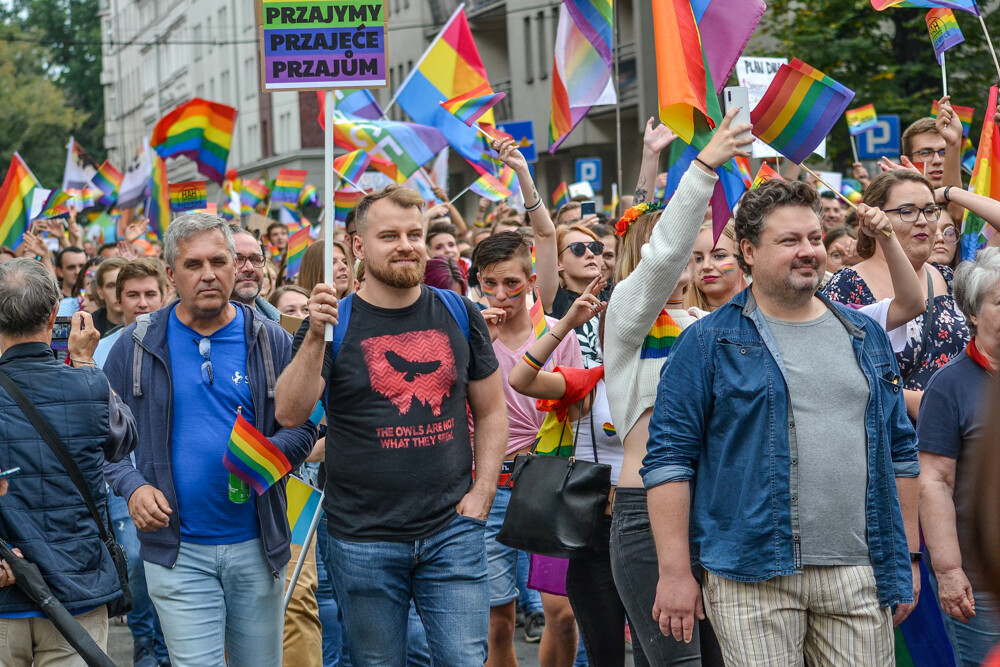 Mniej złości, więcej miłości – z tym hasłem na ustach i transparentach wyruszył III w historii Marsz Równości w Katowicach. Jak informują organizatorzy, przyszło 6 tysięcy ludzi!