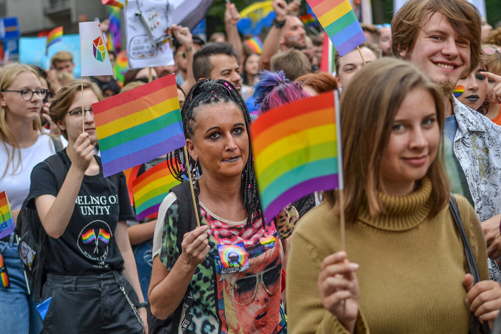 Mniej złości, więcej miłości – z tym hasłem na ustach i transparentach wyruszył III w historii Marsz Równości w Katowicach. Jak informują organizatorzy, przyszło 6 tysięcy ludzi!