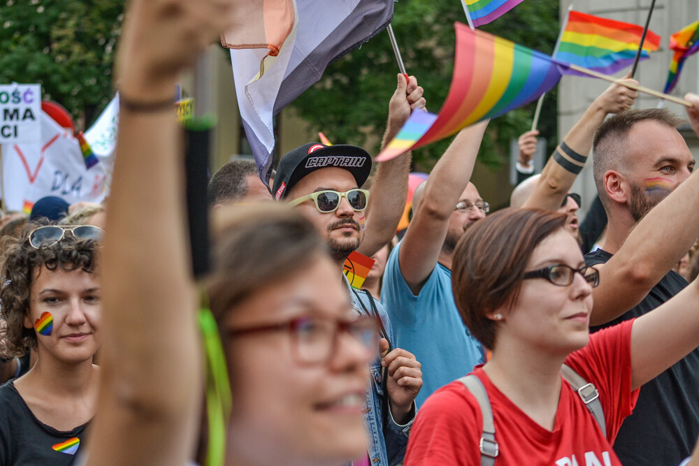 Mniej złości, więcej miłości – z tym hasłem na ustach i transparentach wyruszył III w historii Marsz Równości w Katowicach. Jak informują organizatorzy, przyszło 6 tysięcy ludzi!