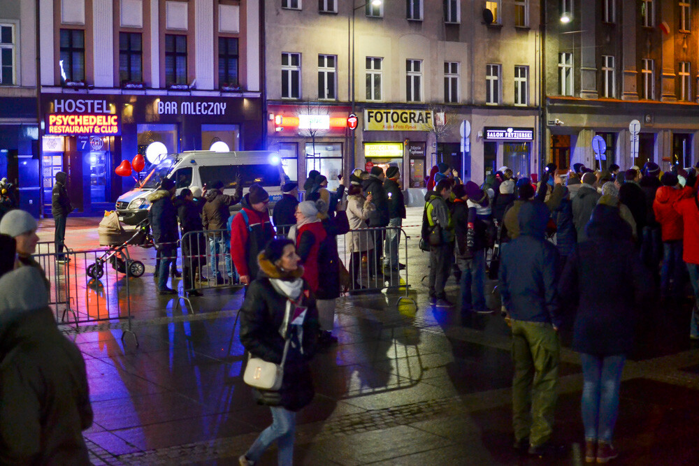 Spory tłum zebrał się - po raz kolejny - pod Teatrem Śląskim, aby wspierać lidera WOŚP i całą Wielką Orkiestrę.