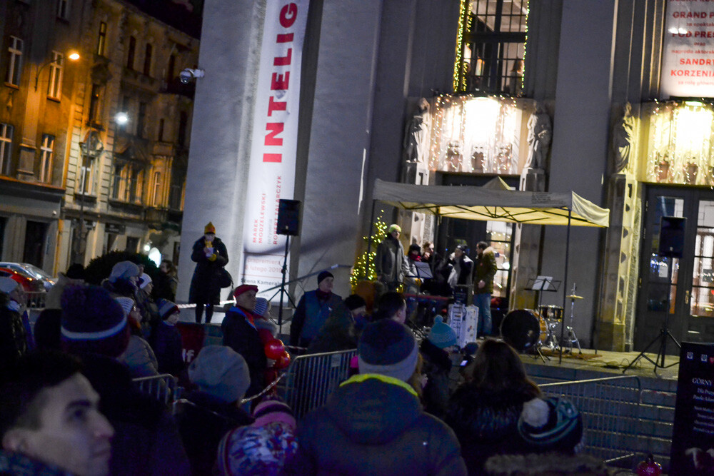 Spory tłum zebrał się - po raz kolejny - pod Teatrem Śląskim, aby wspierać lidera WOŚP i całą Wielką Orkiestrę.