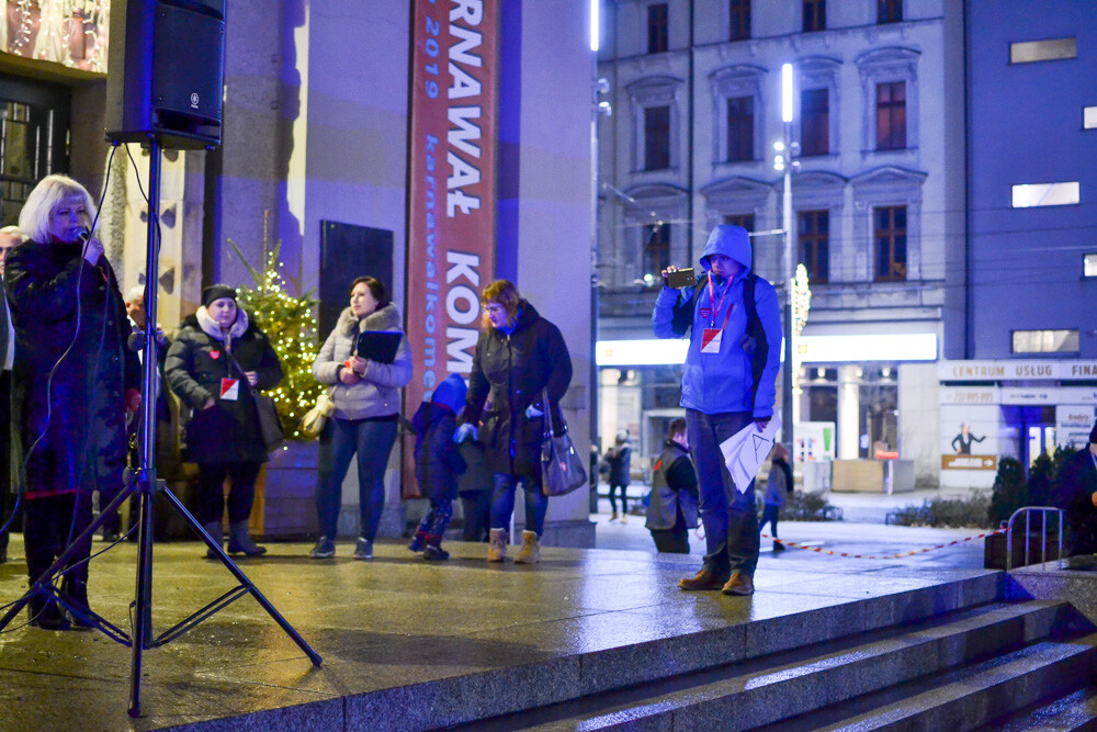 Spory tłum zebrał się - po raz kolejny - pod Teatrem Śląskim, aby wspierać lidera WOŚP i całą Wielką Orkiestrę.