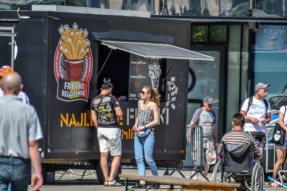 Od wczesnych godzin przedpołudniowych na Katowickim rynku rozbrzmiewa gwar rozmów i dźwięk nalewanego piwa. I choć prawdziwe tłumy pojawią się dopiero wieczorem, piwne szaleństwo trwa w najlepsze. Byliśmy na Śląskim Festiwalu Piwa.