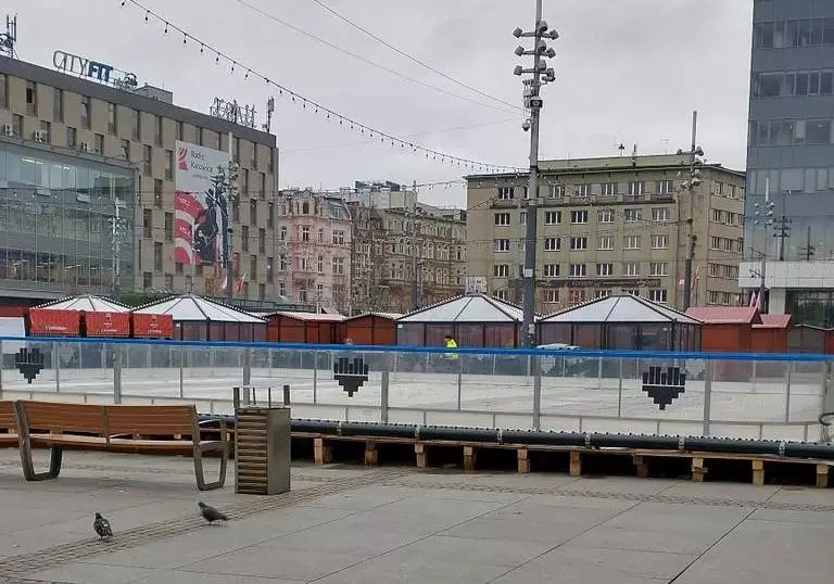 Na rynku pojawiło się lodowisko. Kiedy będzie można z niego skorzystać?/fot. Katowice - oficjalny profil miasta