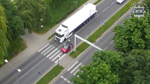 Niebezpieczne manewry na przejściach. Wysokie mandaty i groźba utraty prawa jazdy