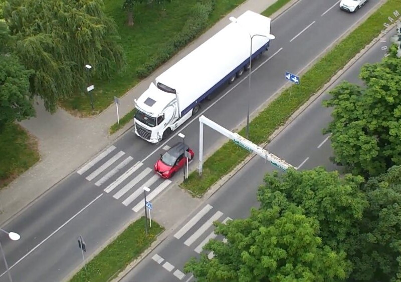 Niebezpieczne manewry na przejściach. Wysokie mandaty i groźba utraty prawa jazdy