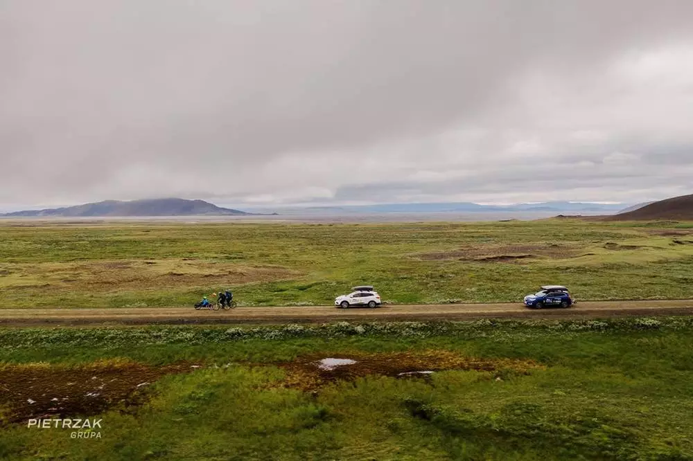 Niepe&#322;nosprawny mieszkaniec Katowic na handbike'u pokonuje kolejne kilometry w Islandii