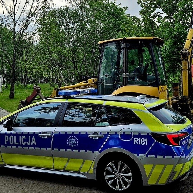 Nietrzeźwy w koparko-ładowarce. Katowicka drogówka miała pełne ręce roboty