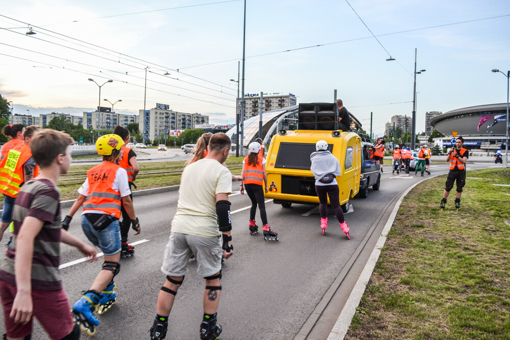 Pierwsza edycja Nightskating Katowice twa. Kilkuset uczestników wyruszyło w 15-kilometrową trasę. Mamy zdjęcia ze startu!