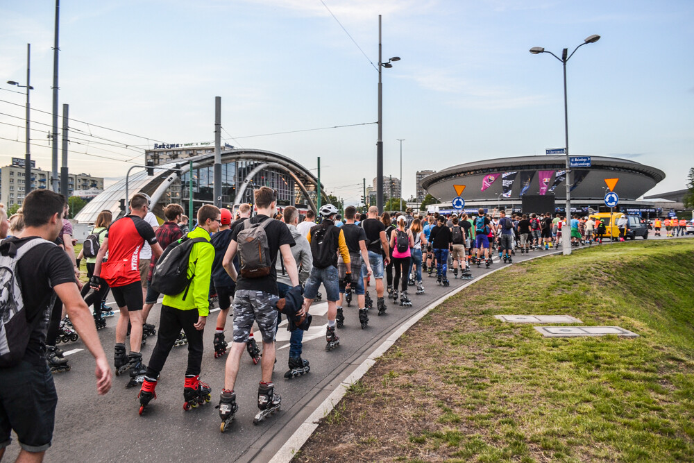 Pierwsza edycja Nightskating Katowice twa. Kilkuset uczestników wyruszyło w 15-kilometrową trasę. Mamy zdjęcia ze startu!