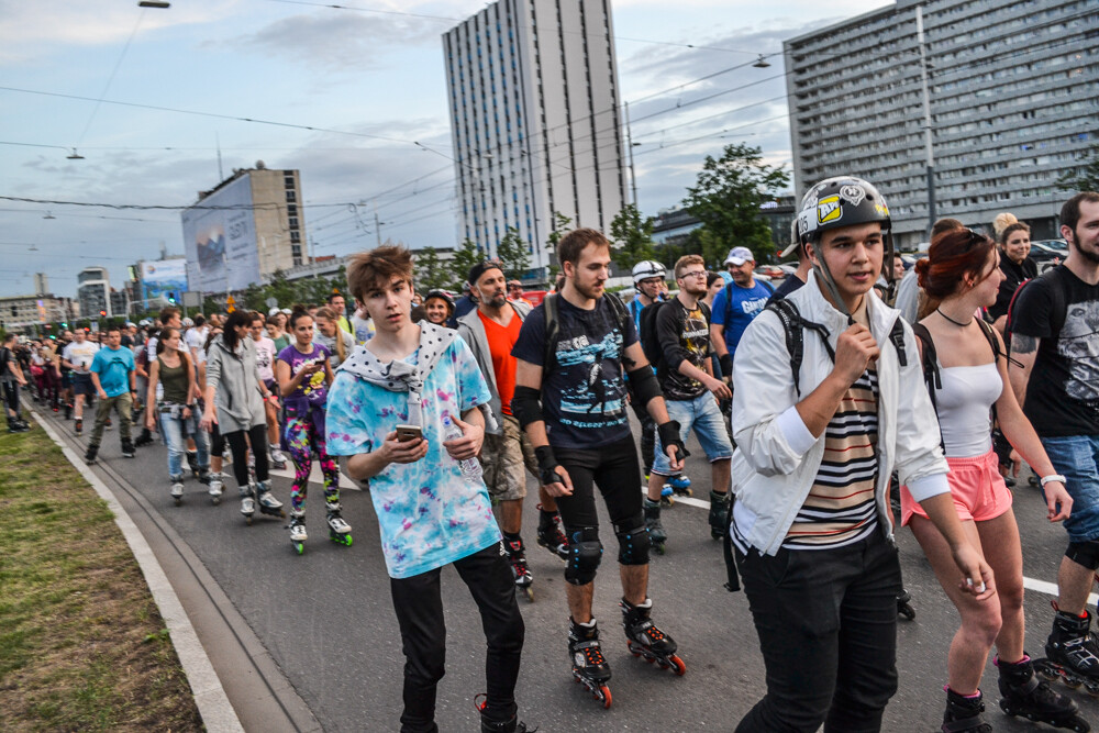 Pierwsza edycja Nightskating Katowice twa. Kilkuset uczestników wyruszyło w 15-kilometrową trasę. Mamy zdjęcia ze startu!