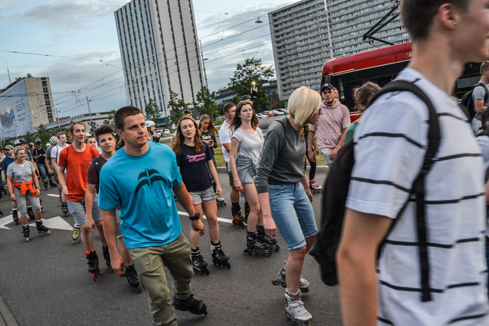 Pierwsza edycja Nightskating Katowice twa. Kilkuset uczestników wyruszyło w 15-kilometrową trasę. Mamy zdjęcia ze startu!