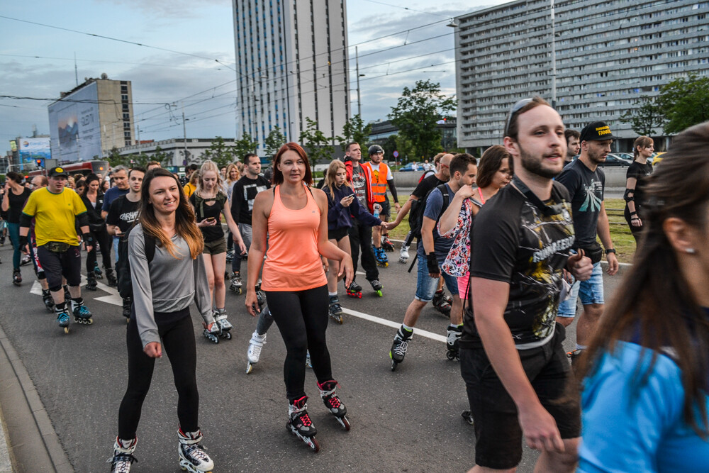 Pierwsza edycja Nightskating Katowice twa. Kilkuset uczestników wyruszyło w 15-kilometrową trasę. Mamy zdjęcia ze startu!