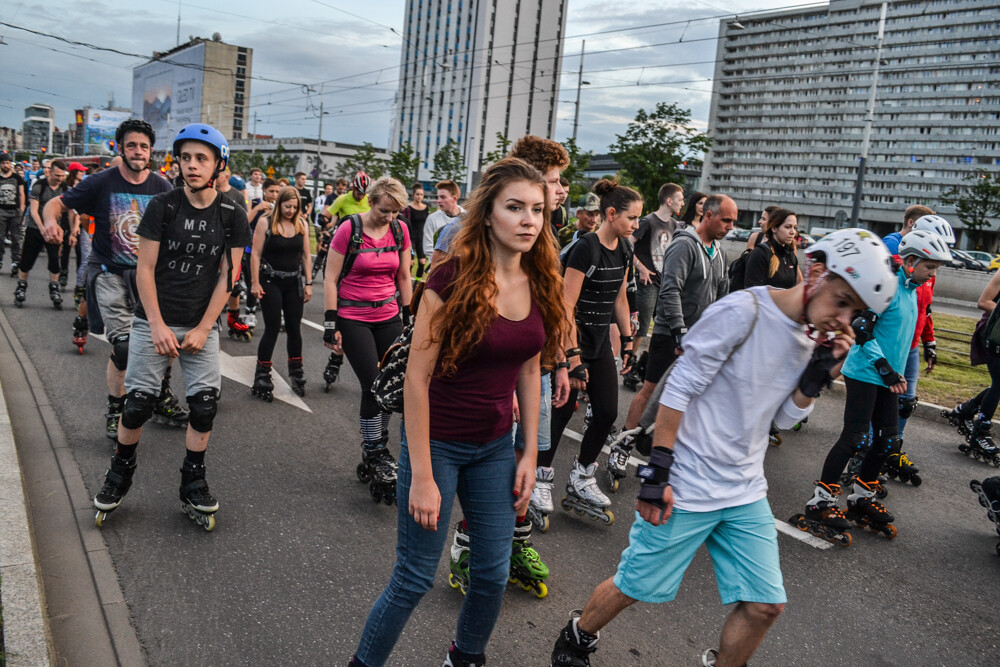 Pierwsza edycja Nightskating Katowice twa. Kilkuset uczestników wyruszyło w 15-kilometrową trasę. Mamy zdjęcia ze startu!