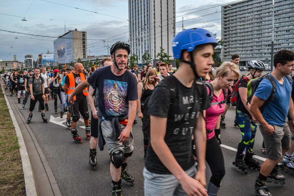 Pierwsza edycja Nightskating Katowice twa. Kilkuset uczestników wyruszyło w 15-kilometrową trasę. Mamy zdjęcia ze startu!