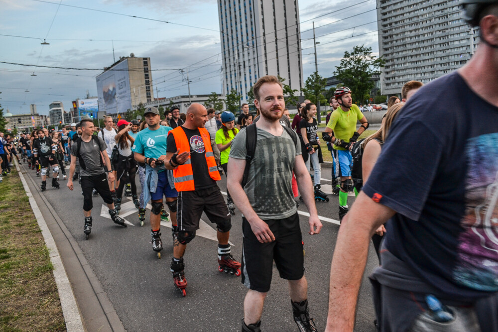 Pierwsza edycja Nightskating Katowice twa. Kilkuset uczestników wyruszyło w 15-kilometrową trasę. Mamy zdjęcia ze startu!