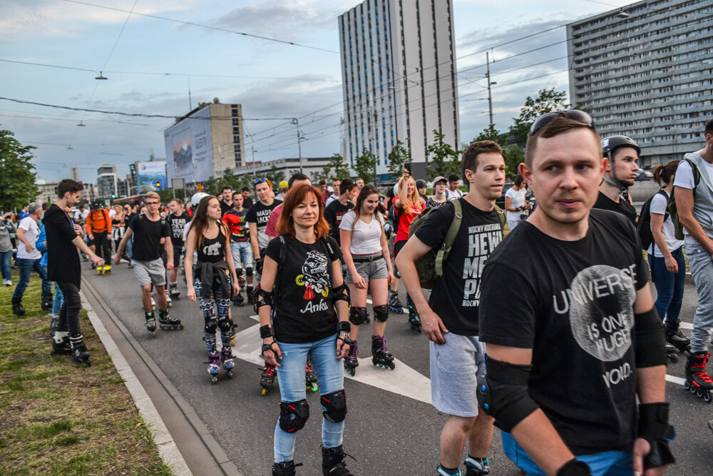 Pierwsza edycja Nightskating Katowice twa. Kilkuset uczestników wyruszyło w 15-kilometrową trasę. Mamy zdjęcia ze startu!