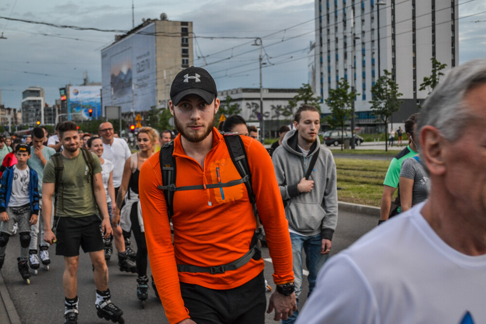 Pierwsza edycja Nightskating Katowice twa. Kilkuset uczestników wyruszyło w 15-kilometrową trasę. Mamy zdjęcia ze startu!