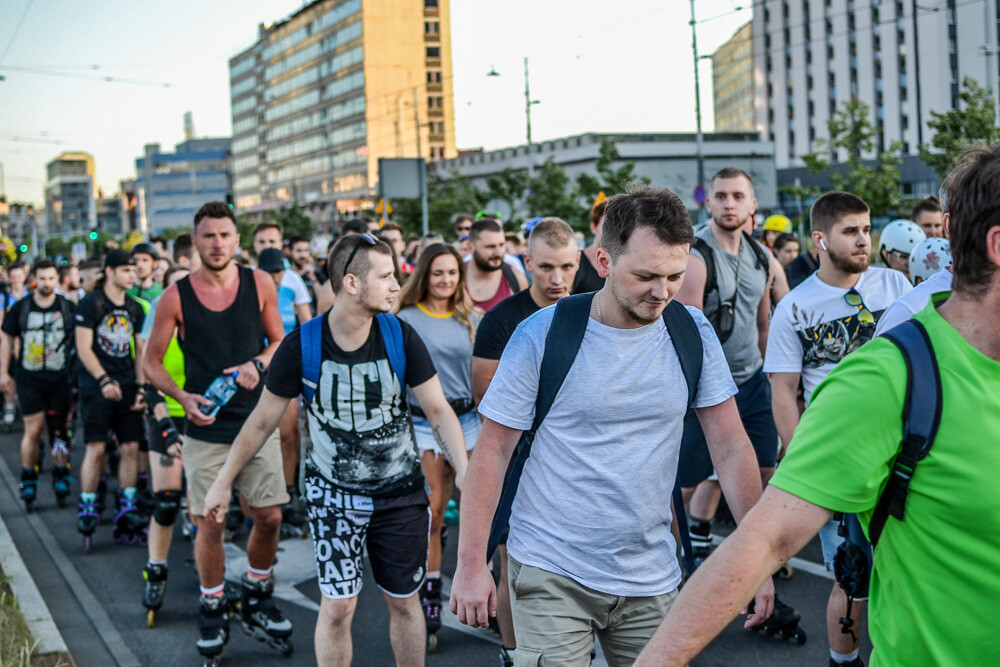 Długo przyszło nam czekać na kolejną edycją wielkiej rolkarskiej imprezy, jaką jest Nightskating Katowice. Setki uczestników przejechały przez Katowice po liczącej kilkanaście kilometrów trasie.
