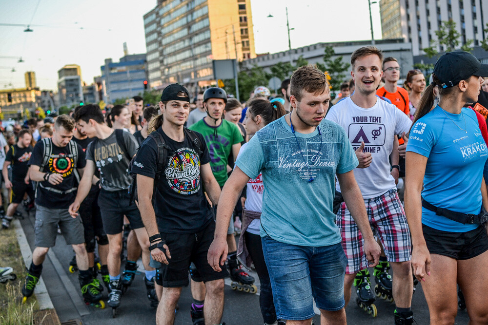 Długo przyszło nam czekać na kolejną edycją wielkiej rolkarskiej imprezy, jaką jest Nightskating Katowice. Setki uczestników przejechały przez Katowice po liczącej kilkanaście kilometrów trasie.