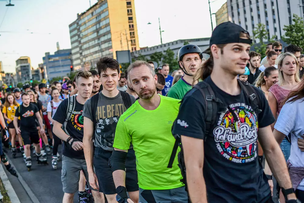 Długo przyszło nam czekać na kolejną edycją wielkiej rolkarskiej imprezy, jaką jest Nightskating Katowice. Setki uczestników przejechały przez Katowice po liczącej kilkanaście kilometrów trasie.