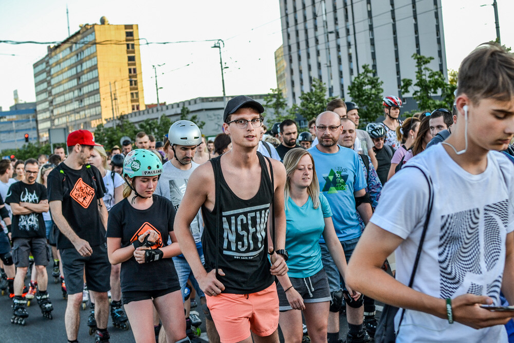 Długo przyszło nam czekać na kolejną edycją wielkiej rolkarskiej imprezy, jaką jest Nightskating Katowice. Setki uczestników przejechały przez Katowice po liczącej kilkanaście kilometrów trasie.
