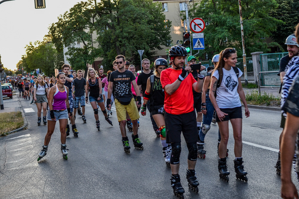 Długo przyszło nam czekać na kolejną edycją wielkiej rolkarskiej imprezy, jaką jest Nightskating Katowice. Setki uczestników przejechały przez Katowice po liczącej kilkanaście kilometrów trasie.