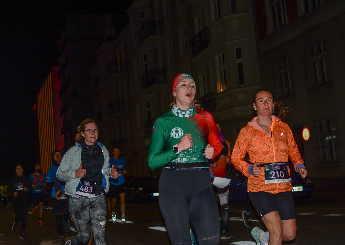 Setki osób pobiegły w sobotni wieczór ulicami Katowic w ramach Nocnego Festiwalu Biegowego im. W. Korfantego. Udało nam się złapać część z nich na trasie.