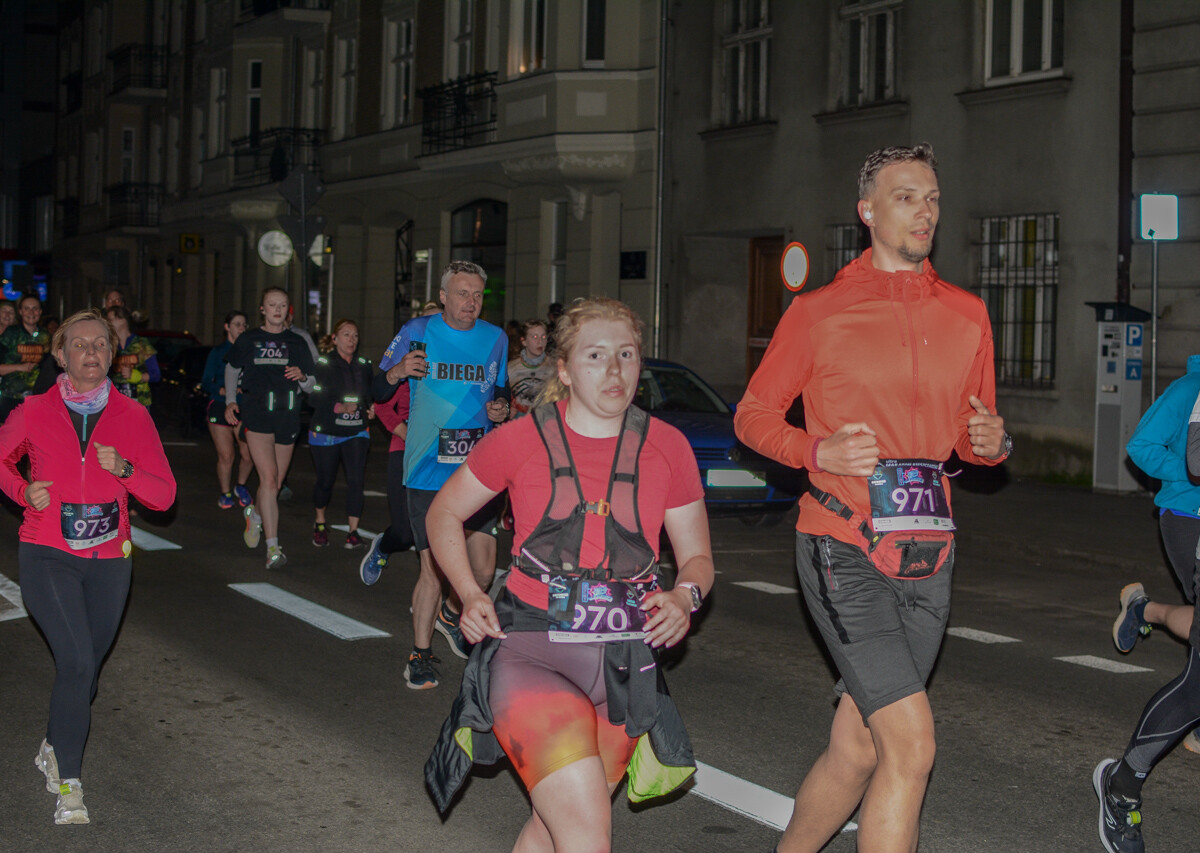 Setki osób pobiegły w sobotni wieczór ulicami Katowic w ramach Nocnego Festiwalu Biegowego im. W. Korfantego. Udało nam się złapać część z nich na trasie.