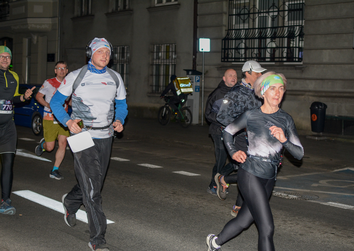 Setki osób pobiegły w sobotni wieczór ulicami Katowic w ramach Nocnego Festiwalu Biegowego im. W. Korfantego. Udało nam się złapać część z nich na trasie.