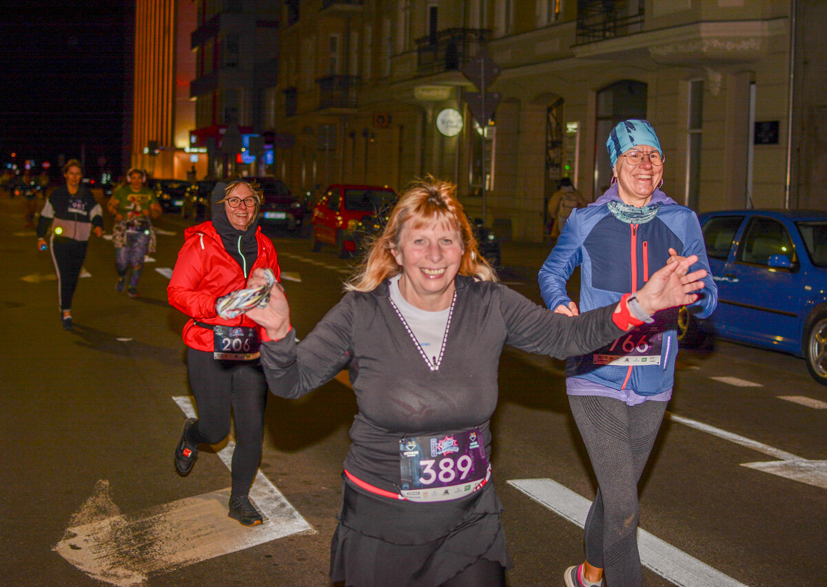 Setki osób pobiegły w sobotni wieczór ulicami Katowic w ramach Nocnego Festiwalu Biegowego im. W. Korfantego. Udało nam się złapać część z nich na trasie.