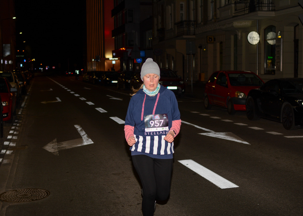 Setki osób pobiegły w sobotni wieczór ulicami Katowic w ramach Nocnego Festiwalu Biegowego im. W. Korfantego. Udało nam się złapać część z nich na trasie.