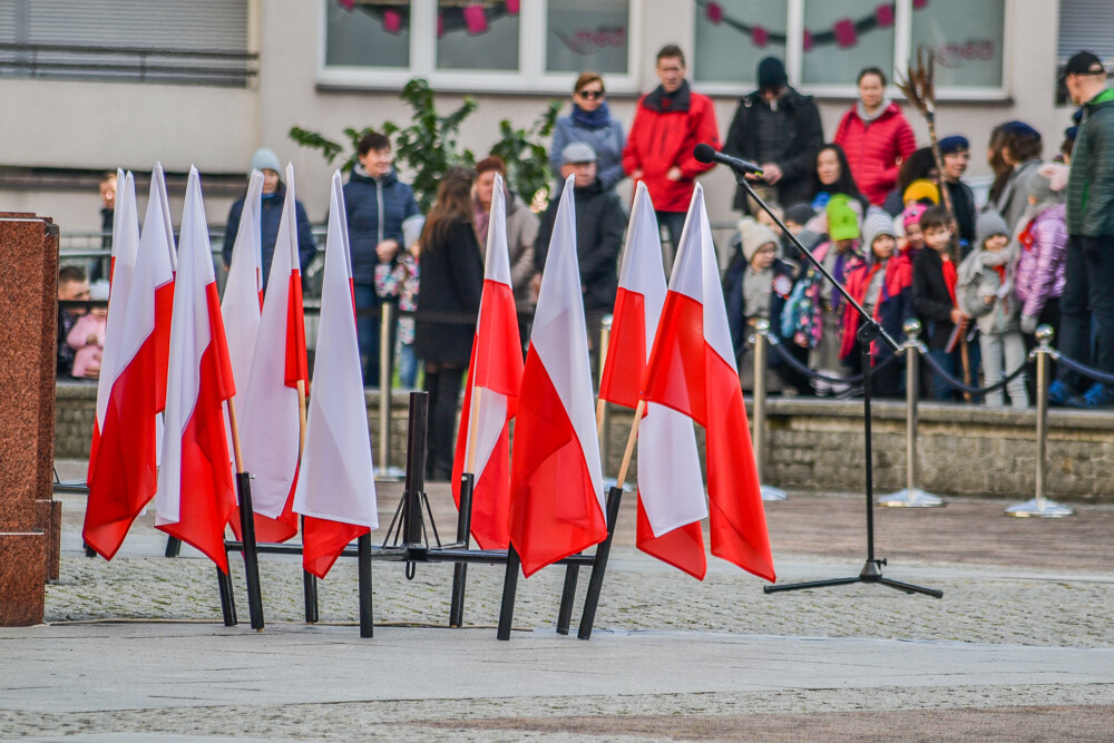 W Katowicach uczczono 101 rocznicę odzyskania przez Polskę niepodległości. Złożono kwiaty, odśpiewano hymn, była barwna parada i piknik wojskowy. Mamy zdjęcia!