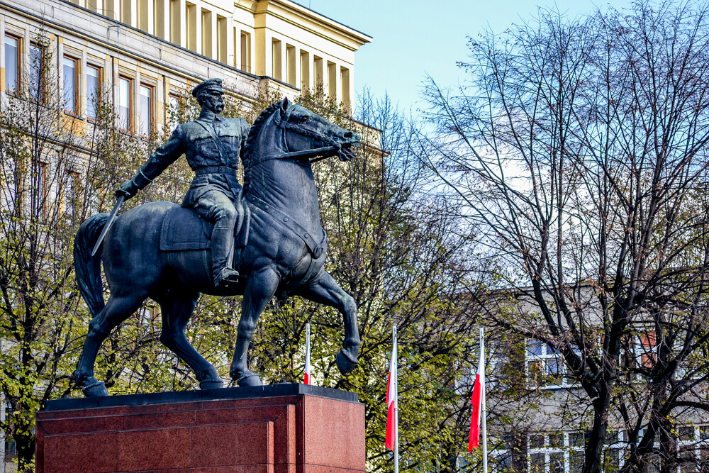 W Katowicach uczczono 101 rocznicę odzyskania przez Polskę niepodległości. Złożono kwiaty, odśpiewano hymn, była barwna parada i piknik wojskowy. Mamy zdjęcia!