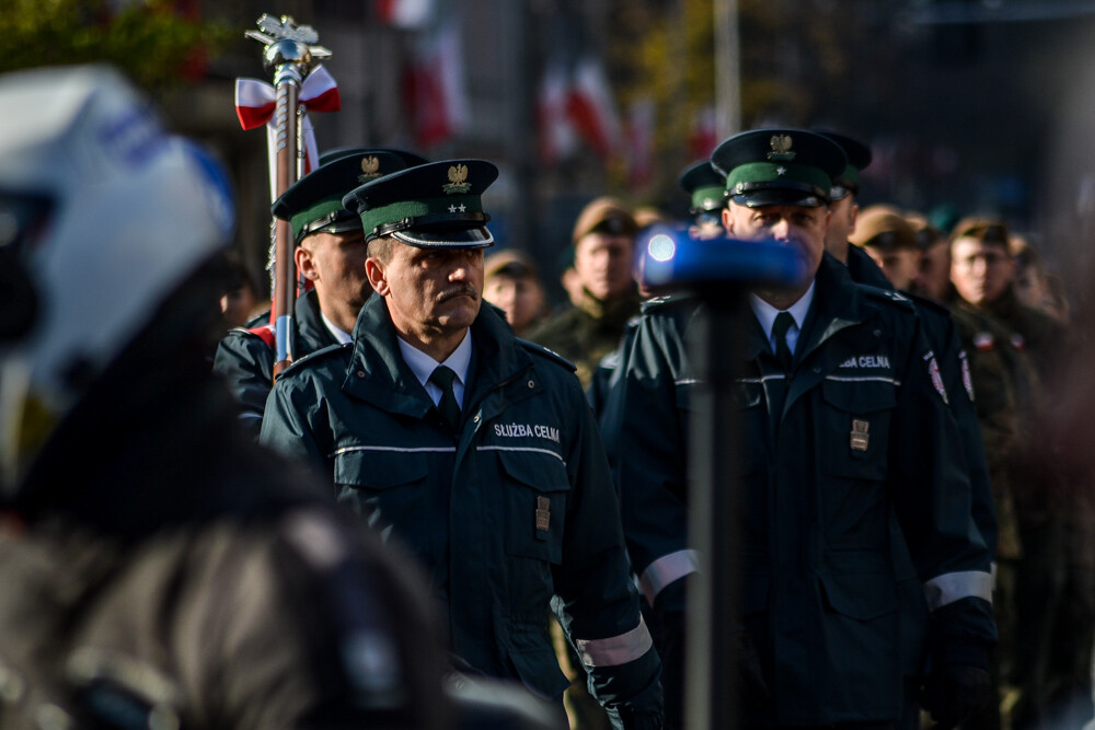 W Katowicach uczczono 101 rocznicę odzyskania przez Polskę niepodległości. Złożono kwiaty, odśpiewano hymn, była barwna parada i piknik wojskowy. Mamy zdjęcia!