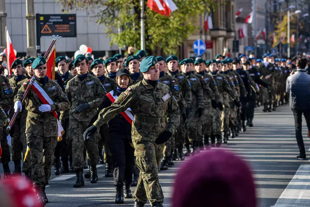 W Katowicach uczczono 101 rocznicę odzyskania przez Polskę niepodległości. Złożono kwiaty, odśpiewano hymn, była barwna parada i piknik wojskowy. Mamy zdjęcia!