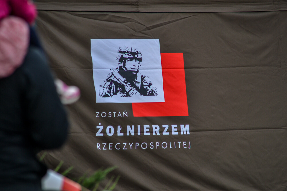 W Katowicach uczczono 101 rocznicę odzyskania przez Polskę niepodległości. Złożono kwiaty, odśpiewano hymn, była barwna parada i piknik wojskowy. Mamy zdjęcia!