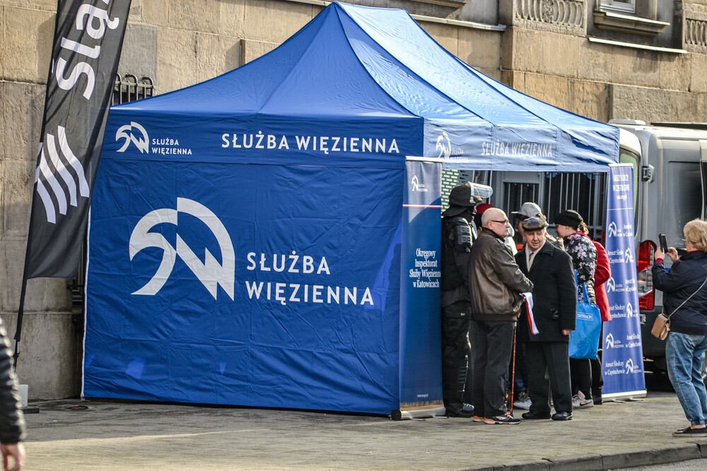 W Katowicach uczczono 101 rocznicę odzyskania przez Polskę niepodległości. Złożono kwiaty, odśpiewano hymn, była barwna parada i piknik wojskowy. Mamy zdjęcia!