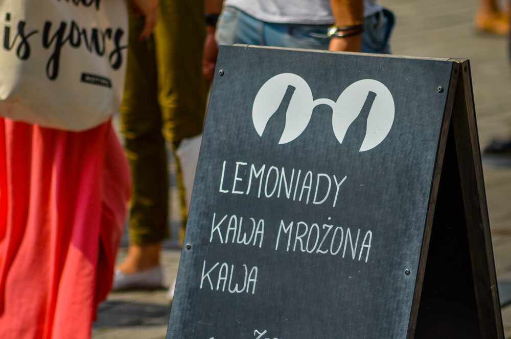 Nikiszowiec znów zatętnił życiem, trwa właśnie uroczysty Odpust u Babci Anny. Uczestnikom wydarzenia nawet deszcz nie jest straszny, choć burza, która przetoczyła sie nad osiedlem była potężna.