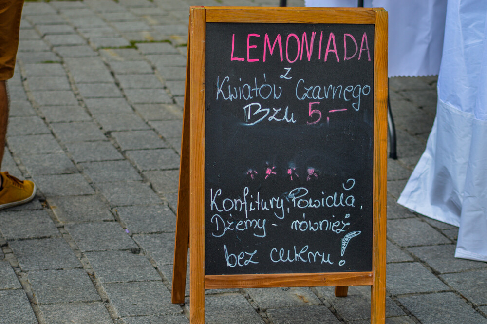 Nikiszowiec znów zatętnił życiem, trwa właśnie uroczysty Odpust u Babci Anny. Uczestnikom wydarzenia nawet deszcz nie jest straszny, choć burza, która przetoczyła sie nad osiedlem była potężna.