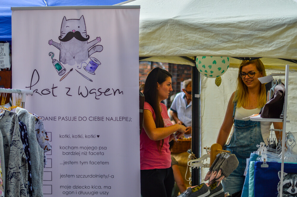 Nikiszowiec znów zatętnił życiem, trwa właśnie uroczysty Odpust u Babci Anny. Uczestnikom wydarzenia nawet deszcz nie jest straszny, choć burza, która przetoczyła sie nad osiedlem była potężna.