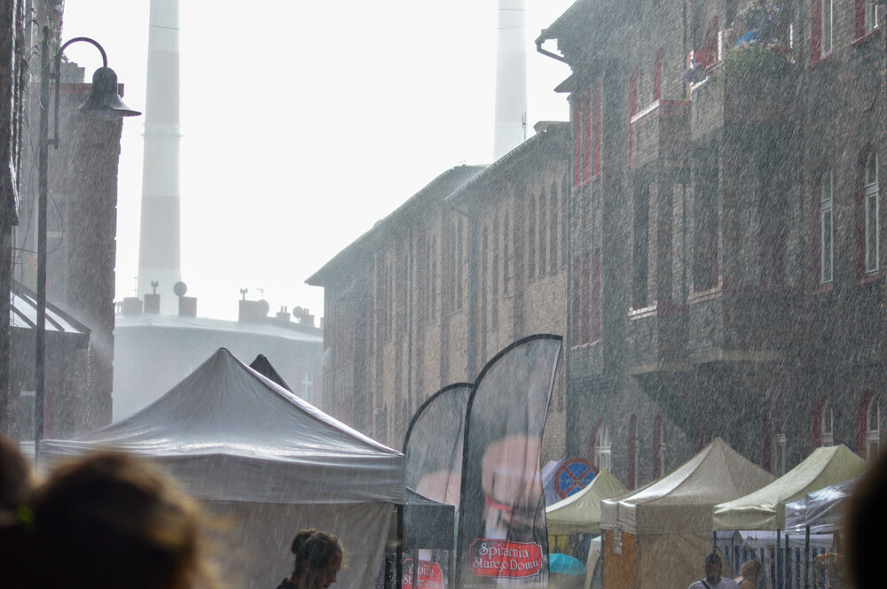 Nikiszowiec znów zatętnił życiem, trwa właśnie uroczysty Odpust u Babci Anny. Uczestnikom wydarzenia nawet deszcz nie jest straszny, choć burza, która przetoczyła sie nad osiedlem była potężna.