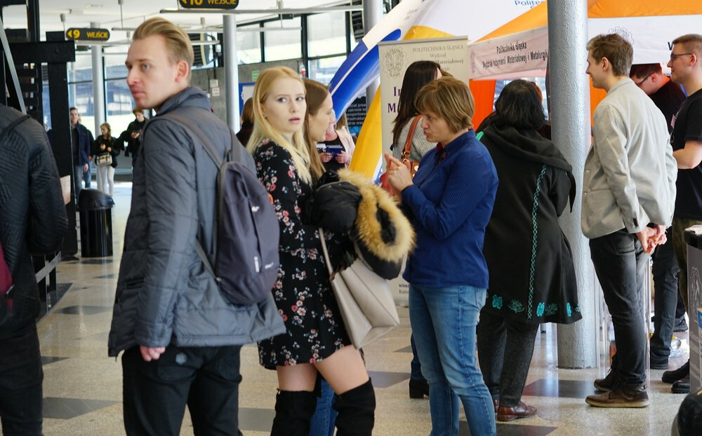 Uczniowie szkół ponadpodstawowych z całej aglomeracji śląsko-dąbrowskiej pojawili się na XXI. Edycji Ogólnopolskich Targi Edukacji. W Spodku pojawiło się kilkadziesiąt uczelni i szkół wyższych z całej Polski.