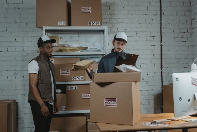 Opakowania w służbie „unboxing experience” – jakie mają znaczenie w branży e-commerce?